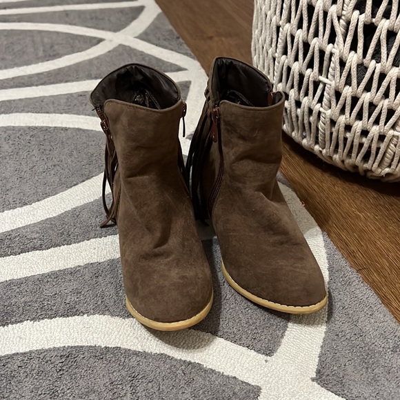 Size 5 fringe booties - Picture 2 of 2